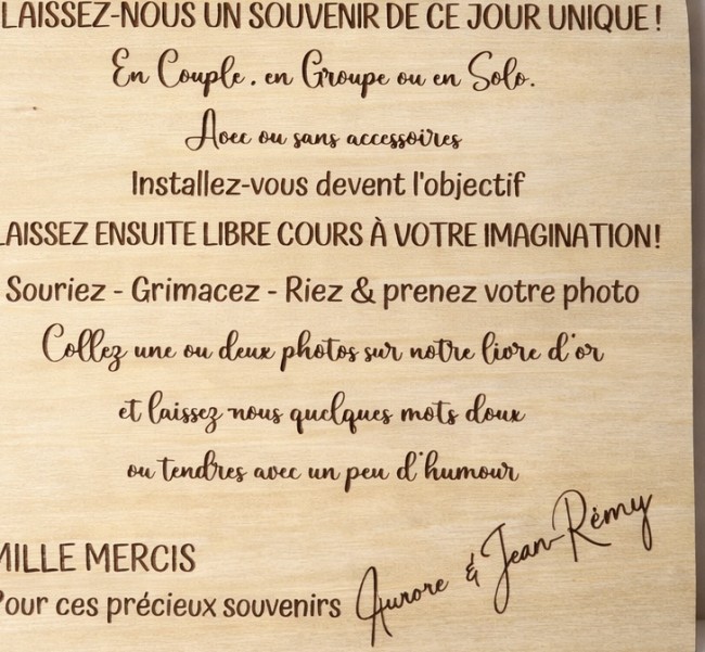 Détail gravure panneau photobooth mariage bois texte instructions invités