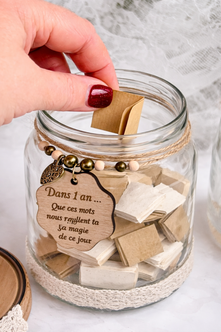 Invité déposant un message dans un pot souvenir de mariage