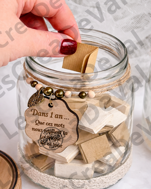 Invité déposant un message dans un pot souvenir de mariage