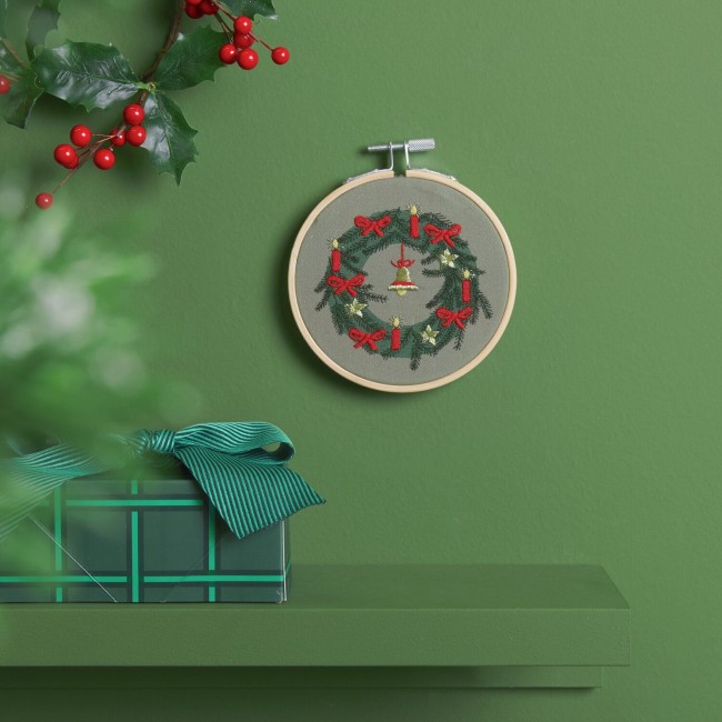 Kit de broderie pré dessiné - Couronne de Noël 10 CM