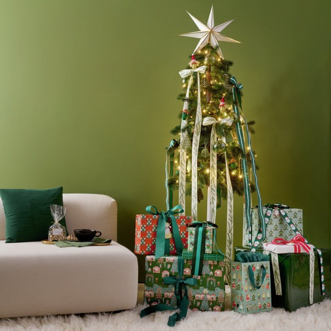 Pendentif Sapin branches feutrées à la main - Kaki 10,5 x 6 x 1,3 cm