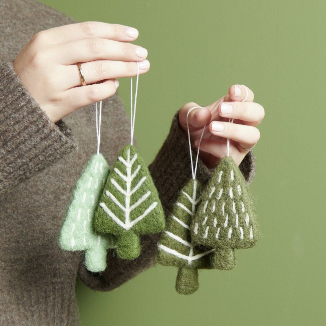 Pendentif Sapin avec pommes de pin feutrées à la main - Menthe 10,5 x 6 x 1,3 cm