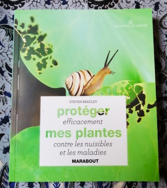 livre Protèger éfficacement mes plantes contre les nuisibles et maladies de Steven Bradley