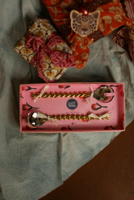 Holly-Heart-Salad-Server-Set-in-Giftbox-doing-goods-1.30.10.041.923.3-Festive25-hr-1067x1600