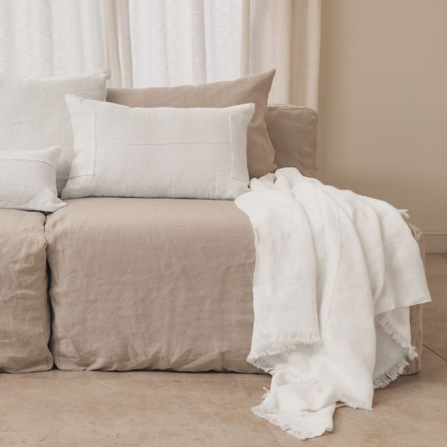 coussin-en-lin-HECTOR-HYPOLITE-HORACE-KAKI-HANDMADE-HYPOLITE-STEPPE-HANDMADE-sur-canape-SLOW-COIN-SOLO-WHITE-rideau-TAMTAM-ECRU-INDY-plaid-COMEBACK-SNOWY-FARM-LIFE-3