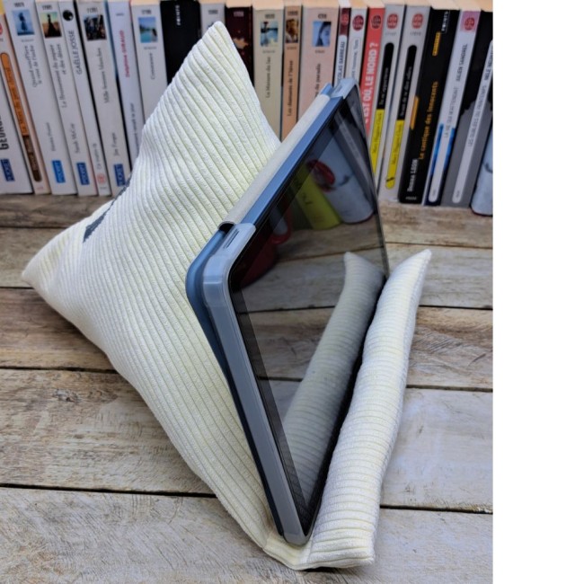 Coussin berlingot, support liseuse ou tablette personnalisé fait main, repose téléphone en tissu au choix vue 10