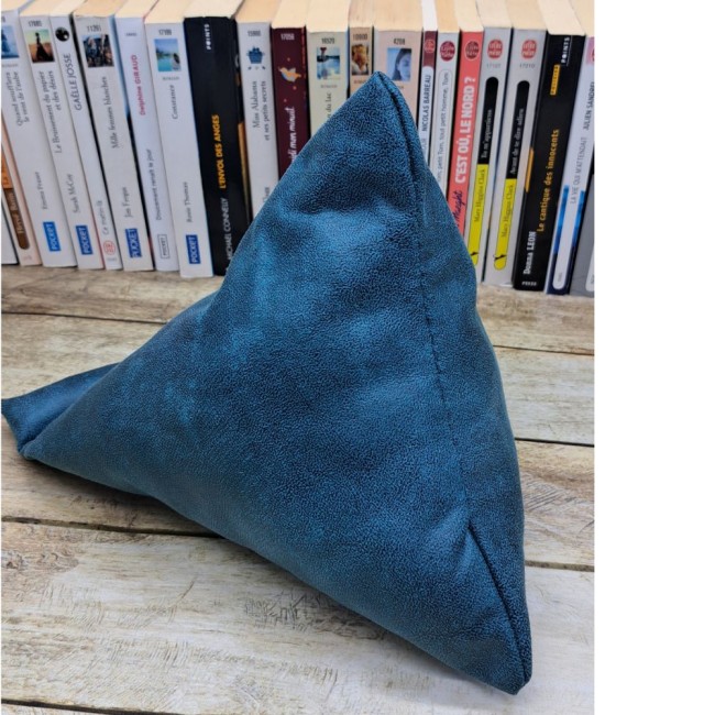 Coussin berlingot – support pour une tablette en tissu simili cuir vert bleuté. Création textile faite main par Zyglinette. vue 3 Coussin berlingot – support pour une tablette en tissu simili cuir vert bleuté. Création textile faite main par Zyglinette. vue 3