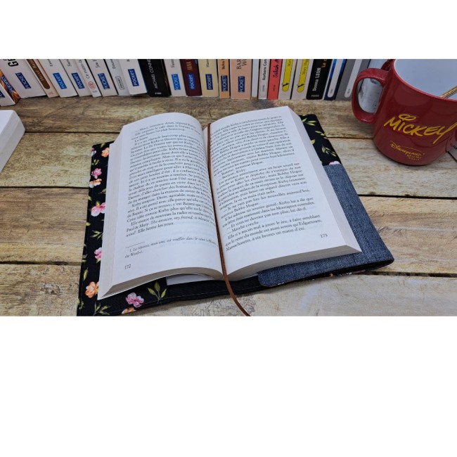 Couverture livre en tissu fait main, couvre livre de poche, cache couverture en tissus coton patchwork vue 6 Couverture livre en tissu fait main, couvre livre de poche, cache couverture en tissus coton patchwork vue 6