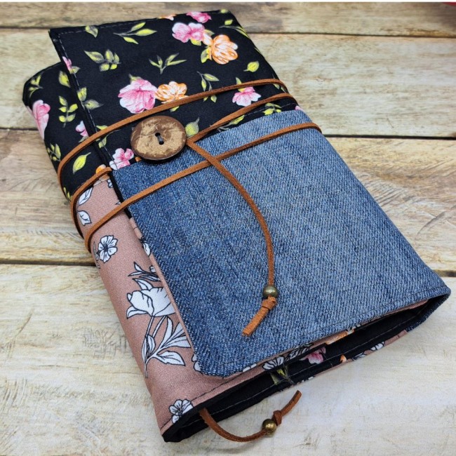Couverture livre en tissu fait main, couvre livre de poche, cache couverture en tissus coton patchwork vue 1 Couverture livre en tissu fait main, couvre livre de poche, cache couverture en tissus coton patchwork vue 1