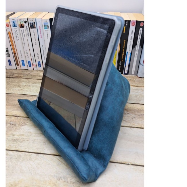 Coussin berlingot – support pour une tablette en tissu simili cuir vert bleuté. Création textile faite main par Zyglinette. vue 2 Coussin berlingot – support pour une tablette en tissu simili cuir vert bleuté. Création textile faite main par Zyglinette. vue 2
