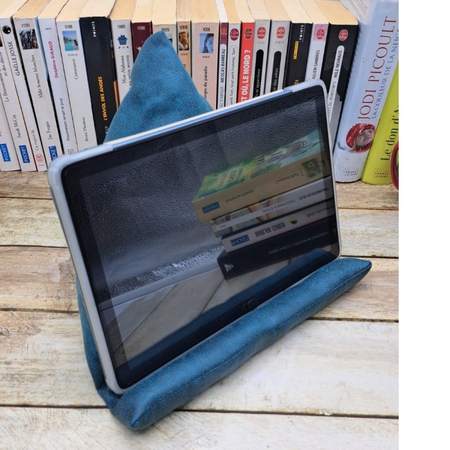 Coussin berlingot – support pour une tablette en tissu simili cuir vert bleuté. Création textile faite main par Zyglinette. vue 1 Coussin berlingot – support pour une tablette en tissu simili cuir vert bleuté. Création textile faite main par Zyglinette. vue 1