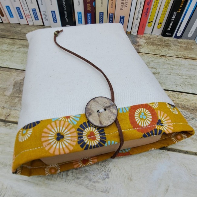 Protège livre, pochette livre en tissu fait main, housse pour livre de poche en tissu coton tissé blanc cassé vue 1