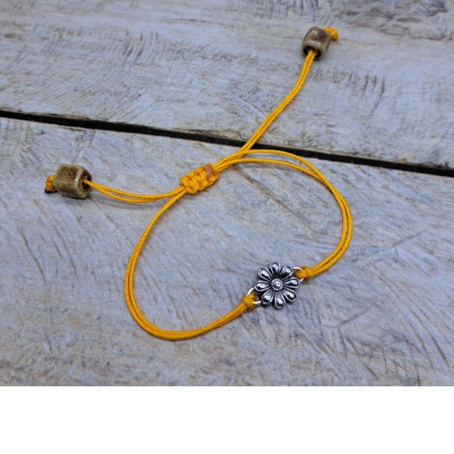 Bracelet ajustable en nylon avec connecteur fleur en métal argenté et perle en céramique Bracelet ajustable en nylon avec connecteur fleur en métal argenté et perle en céramique