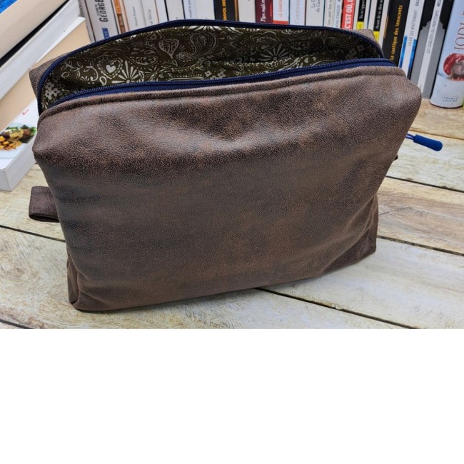 Pochette en tissu fait main, trousse de toilette rectangulaire 27 x 20 x 8 cm en tissu simili cuir marron vue 1
