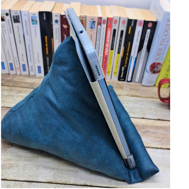 Coussin berlingot – support pour une tablette en tissu simili cuir vert bleuté. Création textile faite main par Zyglinette. vue 6 Coussin berlingot – support pour une tablette en tissu simili cuir vert bleuté. Création textile faite main par Zyglinette. vue 6