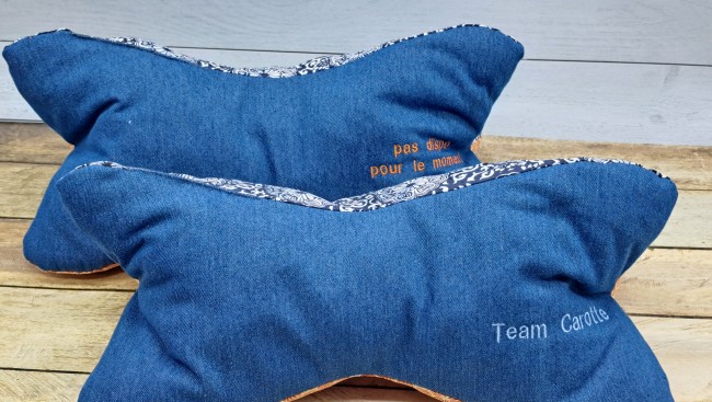 Coussin de lecture personnalisé fait main, repose livre en tissu simili cuir, coton et jeans - vue 8 Coussin de lecture personnalisé fait main, repose livre en tissu simili cuir, coton et jeans - vue 8