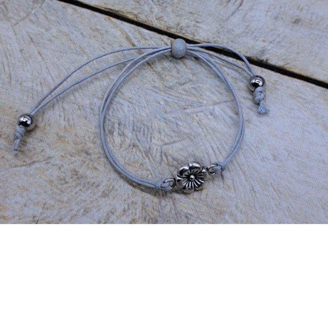 Bracelet ajustable en cordon de coton ciré gris et connecteur fleur en métal argenté