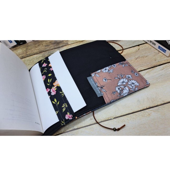 Couverture livre en tissu fait main, couvre livre de poche, cache couverture en tissus coton patchwork vue 5 Couverture livre en tissu fait main, couvre livre de poche, cache couverture en tissus coton patchwork vue 5