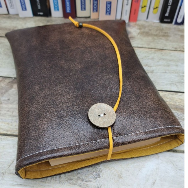 Pochette livre en tissu fait main, protège livre, housse pour livre de poche en simili cuir marron vue 1