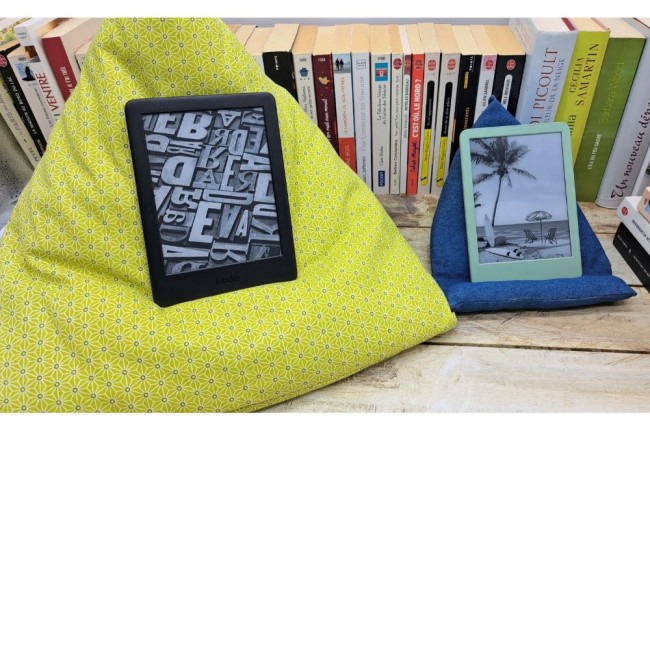 Deux liseuses présentées sur des supports textiles Zyglinette, l'un vert à motifs géométriques et l'autre bleu.
