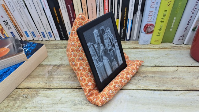 Coussin berlingot, support liseuse personnalisé fait main, repose téléphone en tissu au choix - vue 6