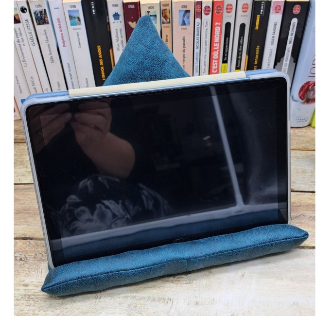 Coussin berlingot – support pour une tablette en tissu simili cuir vert bleuté. Création textile faite main par Zyglinette. vue 5 Coussin berlingot – support pour une tablette en tissu simili cuir vert bleuté. Création textile faite main par Zyglinette. vue 5