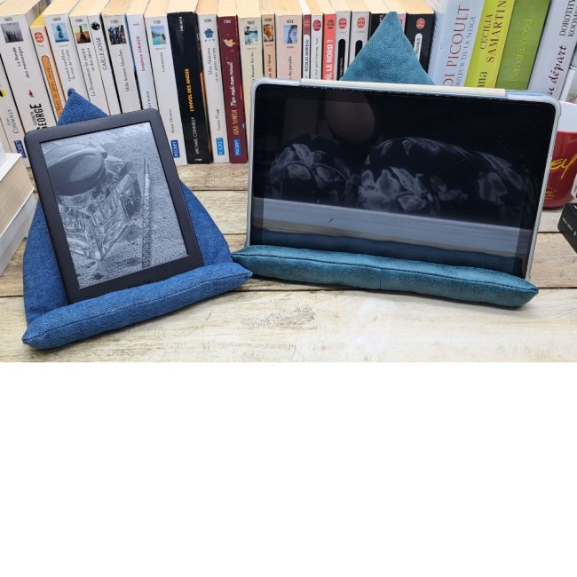Coussin berlingot, support liseuse ou tablette personnalisé fait main, repose téléphone en tissu au choix vue 9