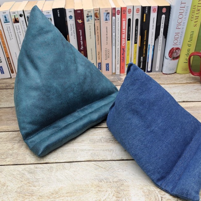 Coussin berlingot, support liseuse ou tablette personnalisé fait main, repose téléphone en tissu au choix vue 12