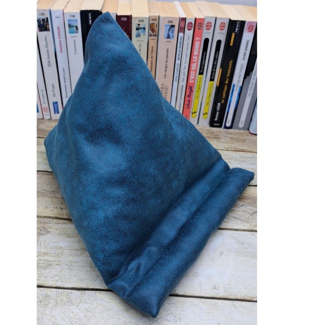 Coussin berlingot – support pour une tablette en tissu simili cuir vert bleuté. Création textile faite main par Zyglinette. vue 4 Coussin berlingot – support pour une tablette en tissu simili cuir vert bleuté. Création textile faite main par Zyglinette. vue 4