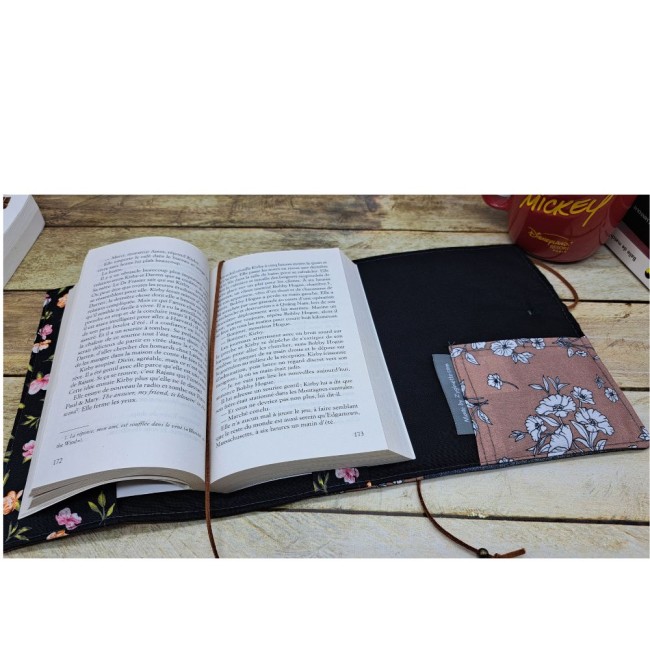 Couverture livre en tissu fait main, couvre livre de poche, cache couverture en tissus coton patchwork vue 4 Couverture livre en tissu fait main, couvre livre de poche, cache couverture en tissus coton patchwork vue 4
