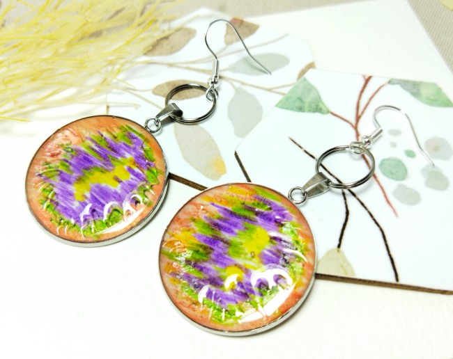Boucles d'oreilles "Éclats de Lumière Violette  -  Cabochons abstraits aux crayons de couleur