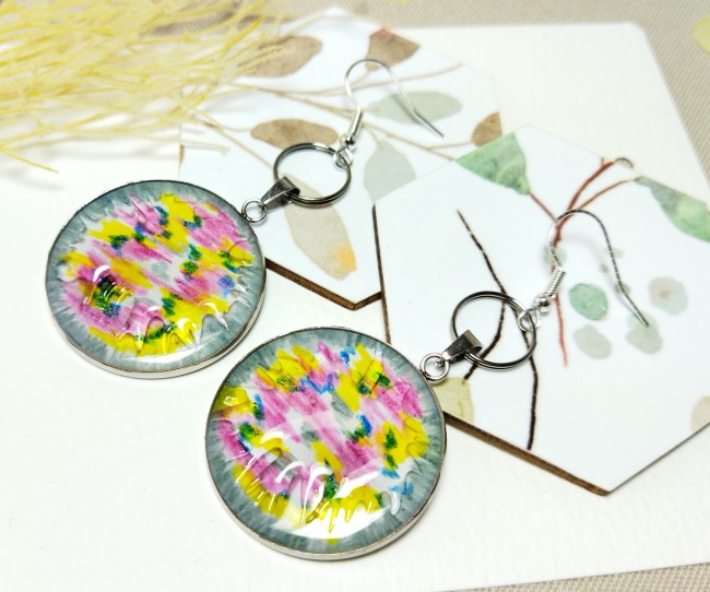Boucles d'oreilles "Éclats de Fleurs" -  Cabochons aux Crayons de Couleurs & Résine