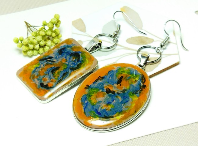 Boucles d'oreilles asymétriques picturales -  Bleu, orange & vert -  Cabochons peints à la main en pièce unique