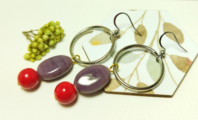 Boucles d'oreilles pendantes "Éclat de Prune & Corail" -  Perles de verre et doubles anneaux argentés