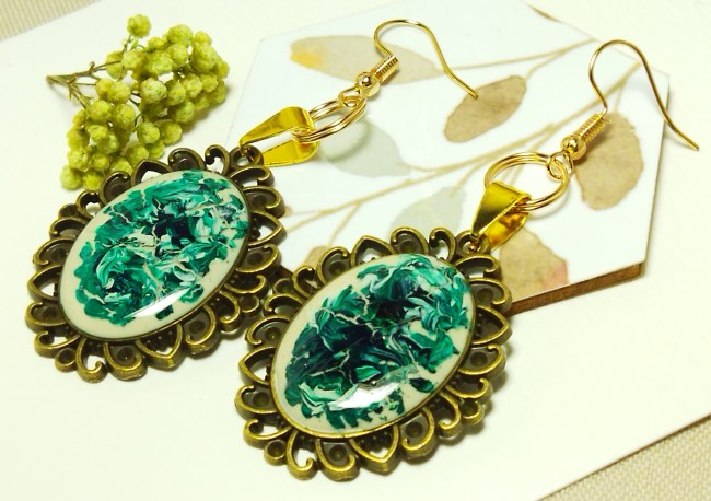 Boucles d'oreilles "Écume d'Émeraude -   Cabochons pictureaux vert émeraude & ivoire -  Bronze ancien -  Pièce unique