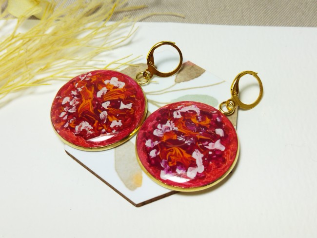 Boucles d'oreilles "Éclat de Grenat"-- Cabochons picturaux rouges et orangés, peinture abstraite et résine