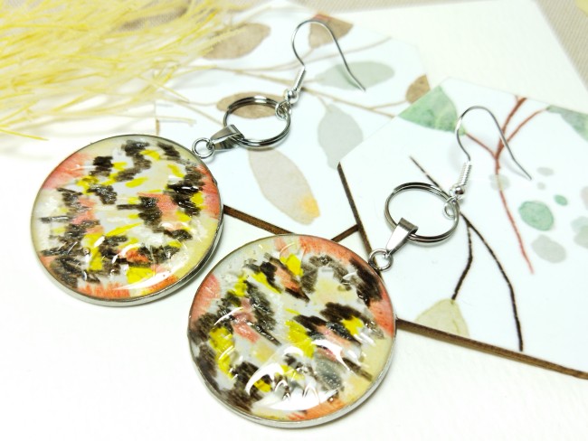 Boucles d'oreilles "Éclats de Lumière" -  Cabochons abstraits aux crayons de couleurs & résine