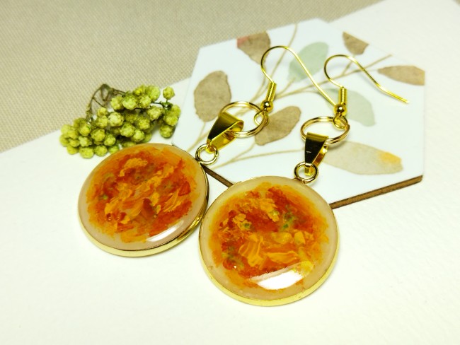 Boucles d'oreilles picturales "Éclats d'Automne" -  Cabochons peints à la main, orange et or