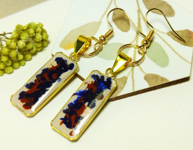 Boucles d'oreilles "Éclat de Cobalt" -  Cabochons pictureaux peints à la main bleue & rouge, finition dorée