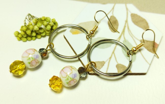 Boucles d'oreilles créoles "Jardin de Lumière" -  Porcelaine fleurie et cristal doré -  Bohème chic