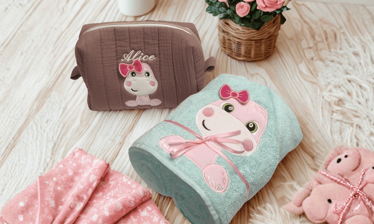 cape de bain et trousse de toilette dinosaure personnalisée - MaïKa Créations