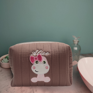 cadeau de naissance - trousse de toilette brodée dinosaure couleur chataigne trousse de toilette bébé personnalisée brodée dinosaure - cadeau de naissance
