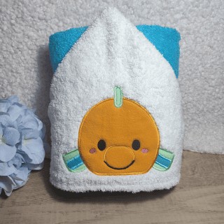 cape-de-bain-bébé-turquoise-brodé-poisson-jaune