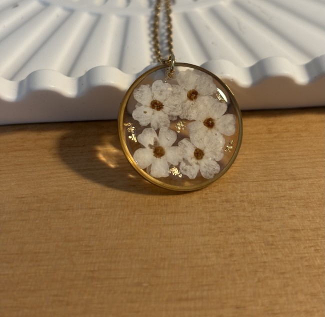 Collier myosotis blanc fait main – bijou fleurs séchées acier inoxydable