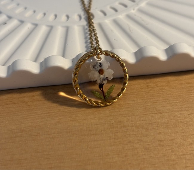 Collier fleurs séchées myosotis blanc – bijou fait main acier inoxydable Collier myosotis blanc fait main – bijou fleurs séchées acier inoxydable