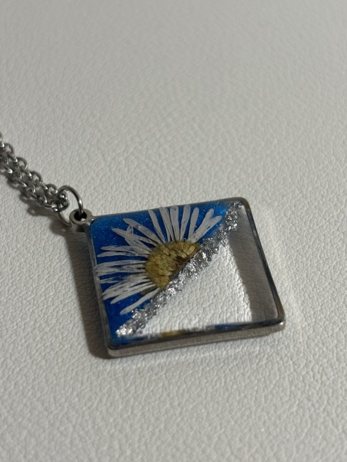Pendentif losange bleu et transparent avec véritable demi-pâquerette
