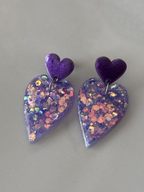 8F342ACE-90BB-45DC-8C71-B90883FF76A4 Boucles d'oreilles cœur violet à paillettes en résine UV anti-jaunissement avec attaches en acier inoxydable, création artisanale Madame Cousette.
