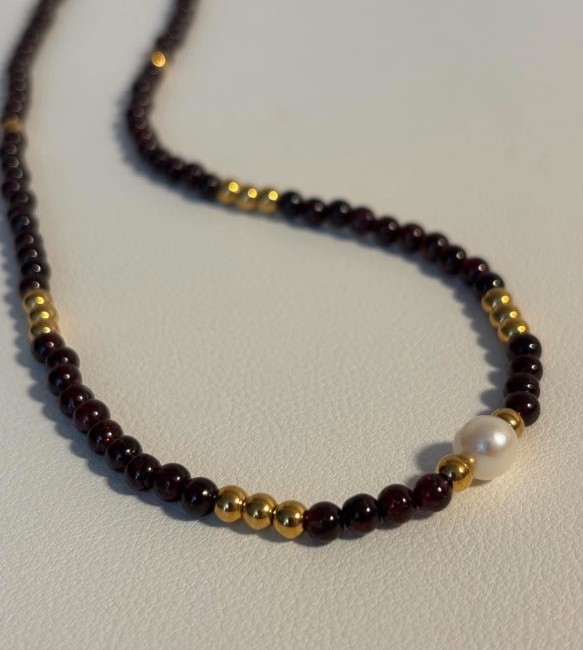 Collier en grenat naturel avec perle d’eau douce et acier inoxydable doré
