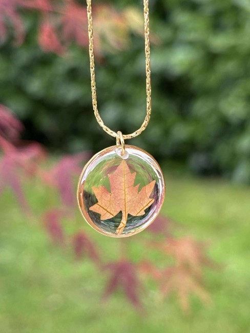 collier feuille d’érable, bijou naturel femme, collier résine uv, collier acier inoxydable, cadeau nature, bijou automne, collier feuille véritable, bijou artisanal fait main.