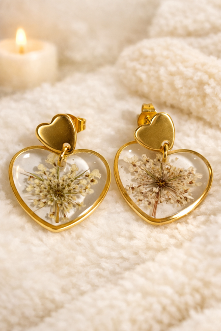 Création artisanale boucles d'oreilles coeurs inclusion fleurs séchées 